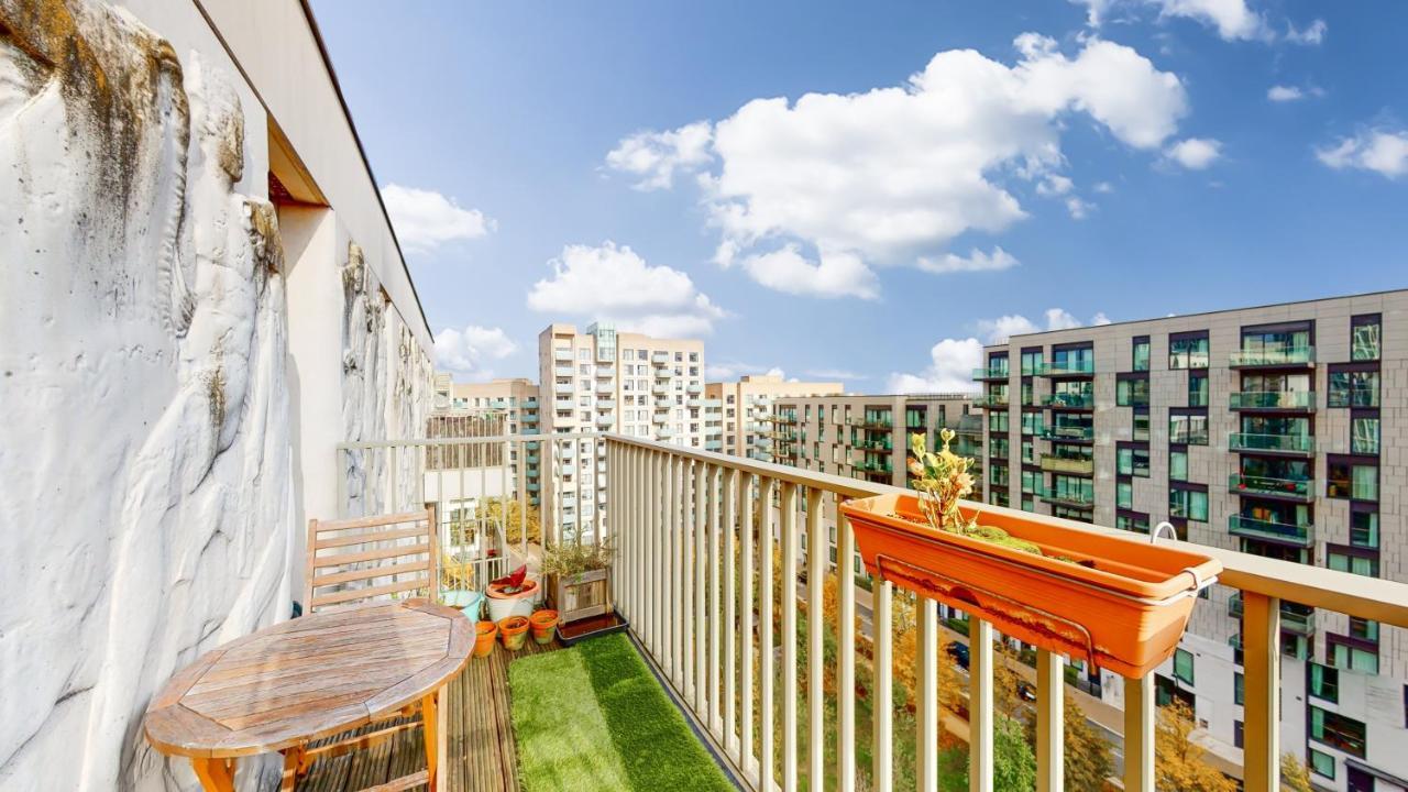 Lovely 2 Bedroom Flat With Balcony In Stratford Лондон Экстерьер фото