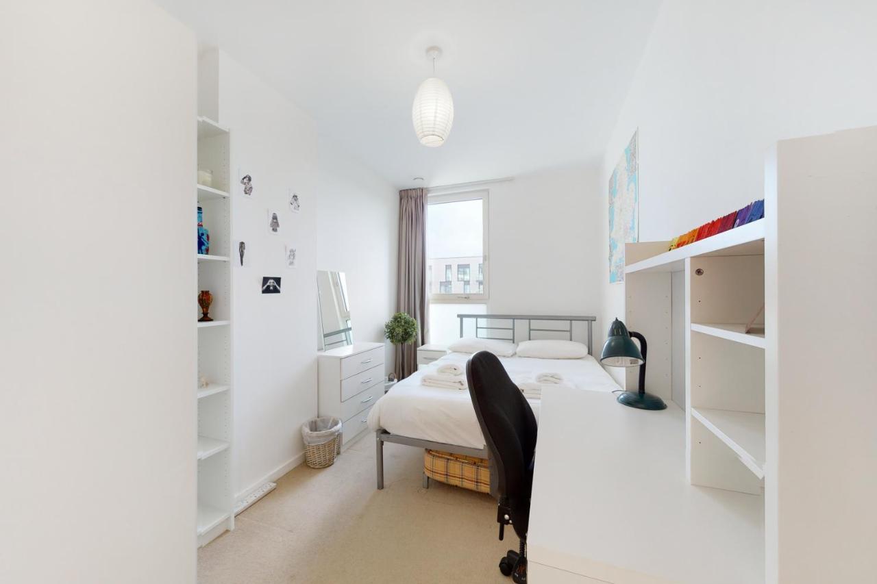 Lovely 2 Bedroom Flat With Balcony In Stratford Лондон Экстерьер фото